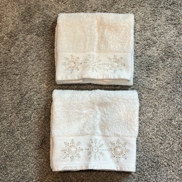 Glitz & Glimmer | Elegant White Towels with Snowflake Embroidery - Picture 8 of 8